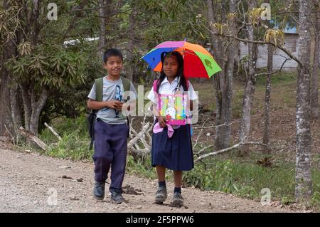 Province de Darien, Panama. 07-18-2019. Portrait des enfants autochtones revenant de l'école à Yaviza, dans la province de Darien, Panama, Amérique centrale, Banque D'Images