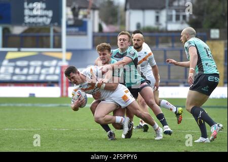 Leeds, Royaume-Uni. 27 mars 2021. Matt Whitley (11) de Catalans Dragons est attaqué à Leeds, Royaume-Uni le 3/27/2021. (Photo de Richard long/News Images/Sipa USA) crédit: SIPA USA/Alay Live News Banque D'Images