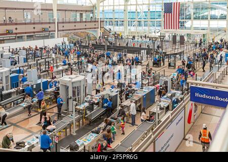 Denver, Colorado - contrôle de sécurité des passagers à l'aéroport international de Denver. Les voyages ont augmenté avec l'espoir des Américains que le coronavirus pa Banque D'Images