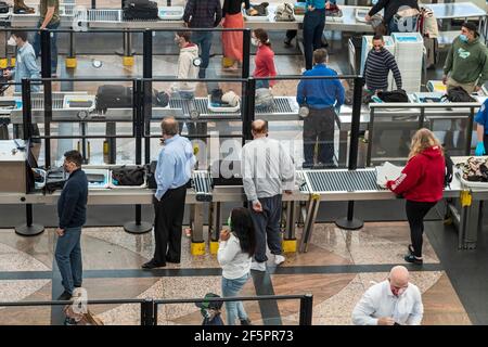 Denver, Colorado - contrôle de sécurité des passagers à l'aéroport international de Denver. Les voyages ont augmenté avec l'espoir des Américains que le coronavirus pa Banque D'Images