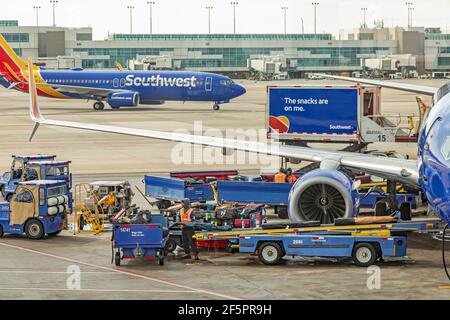 Denver, Colorado - des employés au sol travaillent sur un avion de Southwest Airlines après son arrivée à l'aéroport international de Denver. Le déplacement a augmenté avec Banque D'Images