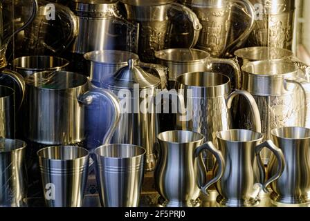 Gros plan d'un grand groupe de mugs de étain, de pichets, de tankards et de tasses Banque D'Images