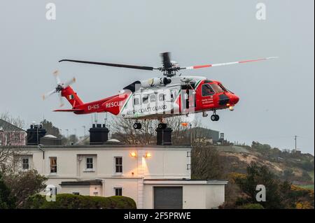 Castletownbere, West Cork, Irlande. 27 mars 2021. Irish Coastguard Helicopter Rescue 117 ravitaillent en carburant à Castletownbere avant d'aller à l'aide du chalutier de pêche frappé 'Ellie Adhamh'. Le moteur du chalutier a échoué hier et il dérive depuis. Navire de la marine irlandaise le « George Bernard Shaw » le Castletownbere RNLI Lifeboat assiste le chalutier sur place. Crédit : AG News/Alay Live News Banque D'Images