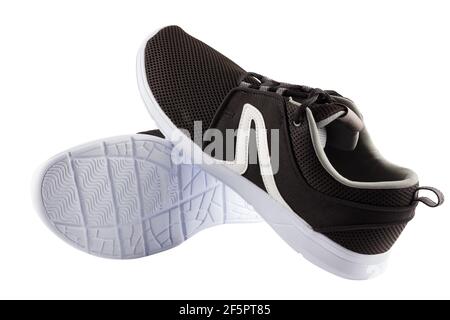 paire de chaussures de marche airmesh noires et légères isolées sur fond blanc. Banque D'Images