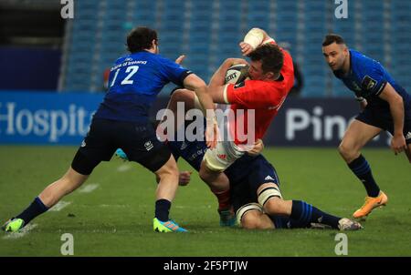 Peter O'Mahony de Munster est attaqué par Scott Fardy et Robbie Henshaw de Leinster (à gauche) lors du match final Guinness PRO14 à la RDS Arena de Dublin, en Irlande. Date de la photo: Samedi 27 mars 2021. Banque D'Images