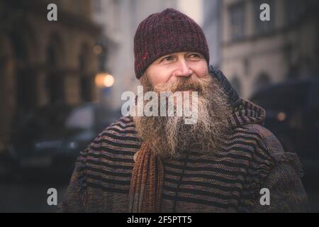 Prague, République tchèque - novembre 26 2018 : portrait d'un vendeur de rue tchèque très gai avec une longue barbe et un chapeau d'hiver à Prague, République tchèque. Banque D'Images