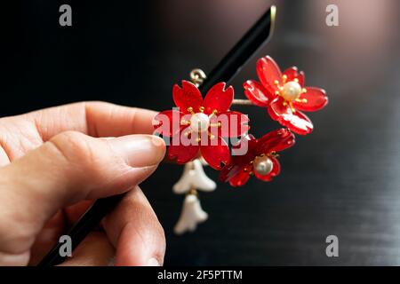 Accessoire De Cheveux Kanzashi Japonais à La Main Sur Une Table En