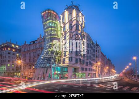 Prague, Tchéquie - novembre 25 2018: Architecture moderne et surréaliste du bâtiment nationale-Nederlanden (Dancing House) illuminé la nuit à Prague, Banque D'Images