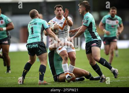Ben Garcia de Catalans Dragons est attaqué par le Ryan Hall de Hull Kingston Rovers (au sol), Michael Lewis (à droite) et Adam Quinlan (à gauche) pendant la Super League de Betfred au stade Emerald Headingley, à Leeds. Date de la photo: Samedi 27 mars 2021. Banque D'Images