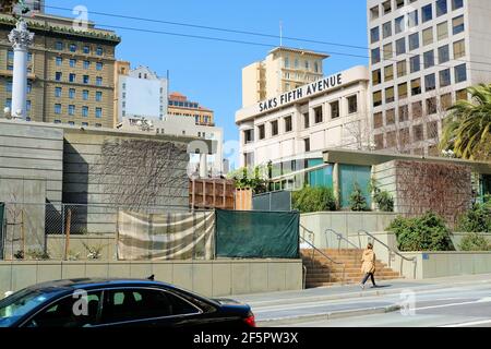 Vue extérieure du bâtiment Saks Fifth Avenue et du magasin d'Union Square dans le centre-ville de San Francisco, Californie; quartier commerçant haut de gamme. Banque D'Images