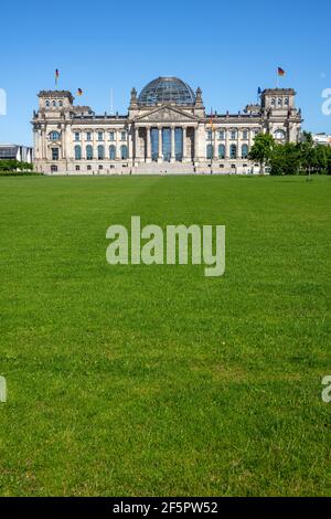 BERLIN, ALLEMAGNE - 01 juin 2020 : un lieu presque vide devant le célèbre Reichstag à Berlin pendant le confinement Banque D'Images