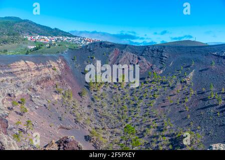 Village de Los Canarios et cratère de San Antonio à la Palma, îles Canaries, Espagne. Banque D'Images