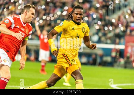 Saint-Pétersbourg, Russie – 16 novembre 2019. L'attaquant russe Artem Dzyuba et le centre-arrière belge Dedryck Boyata lors de la qualification de l'UEFA Euro 2020 M. Banque D'Images