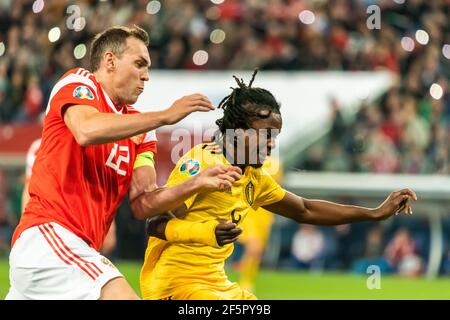 Saint-Pétersbourg, Russie – 16 novembre 2019. L'attaquant russe Artem Dzyuba et le centre-arrière belge Dedryck Boyata lors de la qualification de l'UEFA Euro 2020 M. Banque D'Images