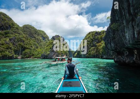 El Nido, Palawan, Philippines, voyageur assis sur la terrasse en bateau pour explorer les sites naturels autour d'El Nido, le jour ensoleillé. Banque D'Images