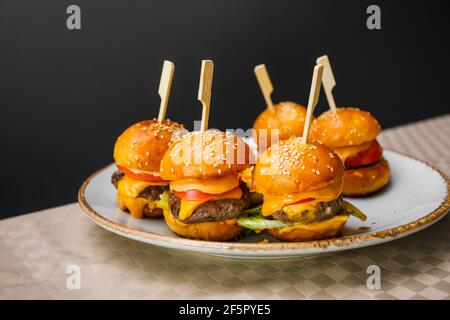 Mini-hamburgers et pommes de terre frites sur l'assiette Banque D'Images
