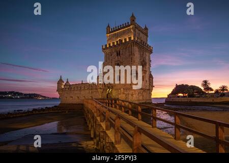 Tour Belem au coucher du soleil à Lisbonne, Portugal. Banque D'Images