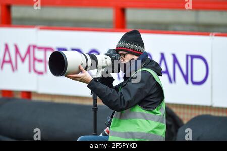 Le photographe sportif James Boardman utilisant un appareil photo Canon et un objectif 400mm lors du match Sky Bet League Two entre Crawley Town et Port Vale au People's pension Stadium , Crawley , Royaume-Uni - 27 mars 2021 - photo Simon Dack / téléphoto IM ages usage éditorial seulement. Pas de merchandising. Pour Football images, les restrictions FA et premier League s'appliquent inc. aucune utilisation d'Internet/mobile sans licence FAPL - pour plus de détails, contactez Football Dataco Banque D'Images