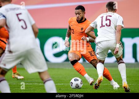 AMSTERDAM, PAYS-BAS - MARS 27: Memphis Depay des pays-Bas, Vladislavs Fjodorovs de Lettonie pendant la coupe du monde de la FIFA 2022 Qatar qualifier mat Banque D'Images