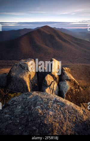 Lumière du matin illuminant les rochers au sommet de Sharp Top Mountain dans les sommets d'Otter des Blue Ridge Mountains. Banque D'Images