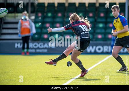 Londres, Royaume-Uni. 27 mars 2021. Zoe Harrison, de Saracens Women, donne son coup de pied pour atteindre le niveau des scores de 17-17 au cours des dernières minutes du match des femmes de l'Allianz Premier 15s de Women chez Saracens Women et Harlequins Women au stade de Stonex, à Londres, en Angleterre, le 27 mars 2021. Photo de Phil Hutchinson. Utilisation éditoriale uniquement, licence requise pour une utilisation commerciale. Aucune utilisation dans les Paris, les jeux ou les publications d'un seul club/ligue/joueur. Crédit : UK Sports pics Ltd/Alay Live News Banque D'Images