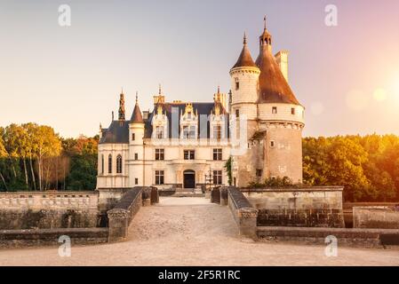 Château de Chenonceau au coucher du soleil, France. C'est un monument célèbre dans la vallée de la Loire. Belle vue ensoleillée de l'entrée du palais de Chenonceau en été. S Banque D'Images