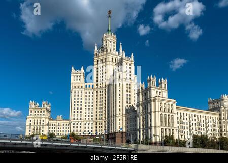 Bâtiment sur le remblai de Kotelnicheskaya, Moscou, Russie. C'est l'un des sept gratte-ciels construits à l'époque de Staline à Moscou. Ancienne architecture soviétique russe Banque D'Images