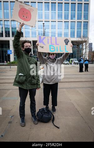 Manchester, Royaume-Uni. 27 mars 2021. Les manifestants se rassemblent sur la place Saint-Pierre, devant une manifestation de ÔKill the BillÕ. Les gens viennent dans la rue pour protester contre le nouveau projet de loi sur les services de police. La nouvelle législation conférera à la police davantage de pouvoirs pour contrôler les manifestations. Credit: Andy Barton/Alay Live News Banque D'Images