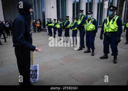 Manchester, Royaume-Uni. 27 mars 2021. Un manifestant affronte la police lors d'une manifestation de ÔKill le BillÕ. Les gens viennent dans la rue pour protester contre le nouveau projet de loi sur les services de police. La nouvelle législation conférera à la police davantage de pouvoirs pour contrôler les manifestations. Credit: Andy Barton/Alay Live News Banque D'Images