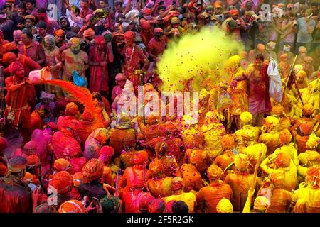 Mathura, Uttar Pradesh, Inde. 24 mars 2021. Les dévotés hindous jouent avec des poudres colorées (Gulal) au temple Radharani de Nandgaon pendant le festival Holi.le festival Holi de l'Inde est l'une des plus grandes célébrations colorées en Inde que beaucoup de touristes et de dévotés se réunissent pour observer cet événement coloré. Marquant le début du printemps, le festival célèbre l'amour divin de Radha et de Krishna et représente la victoire du bien sur le mal. Crédit : Avishek Das/SOPA Images/ZUMA Wire/Alay Live News Banque D'Images