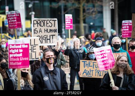 Manchester, Royaume-Uni. 27 mars 2021. Les manifestants se rassemblent sur la place Saint-Pierre, devant une manifestation de ÔKill the BillÕ. Les gens viennent dans la rue pour protester contre le nouveau projet de loi sur les services de police. La nouvelle législation conférera à la police davantage de pouvoirs pour contrôler les manifestations. Credit: Andy Barton/Alay Live News Banque D'Images
