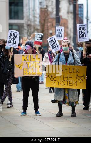 Manchester, Royaume-Uni. 27 mars 2021. Les manifestants se rassemblent sur la place Saint-Pierre, devant une manifestation de ÔKill the BillÕ. Les gens viennent dans la rue pour protester contre le nouveau projet de loi sur les services de police. La nouvelle législation conférera à la police davantage de pouvoirs pour contrôler les manifestations. Credit: Andy Barton/Alay Live News Banque D'Images