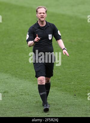 Arbitre Martin Coy lors du match de la Sky Bet League One au KCOM Stadium, Kingston upon Hull. Date de la photo: Samedi 27 mars 2021. Banque D'Images