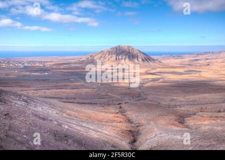 La montagne de Tindaya à Fuerteventura, îles Canaries, Espagne. Banque D'Images