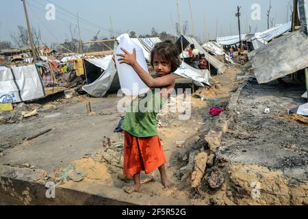 Incendie du camp de réfugiés de Rohingya Banque D'Images