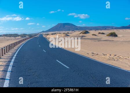 Route passant par les dunes de sable de Corralejo à Fuerteventura, îles Canaries, Espagne. Banque D'Images