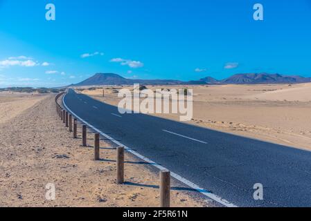 Route passant par les dunes de sable de Corralejo à Fuerteventura, îles Canaries, Espagne. Banque D'Images