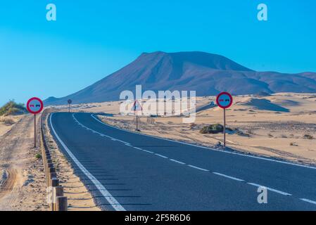 Route passant par les dunes de sable de Corralejo à Fuerteventura, îles Canaries, Espagne. Banque D'Images