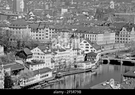 Vue panoramique depuis le Grossminster-Tower à la vieille ville de Zürich avec la rivière Limmat yacht club et la station de police Urania Banque D'Images