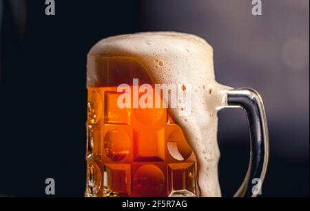 Full beer mug avec mousse Banque D'Images