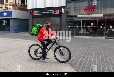 Un jeune homme Uber mange un liveur de vélo dans la ville Centre de Liverpool Banque D'Images