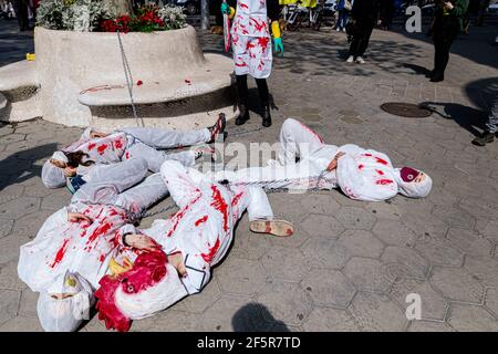 Barcelone, Espagne. 27 mars 2021. Performance d'Animal Rebelliun contre la politique agraire commune (PAC), Barcelone, Espagne crédit: Nacho Sánchez/Alamy Live News Banque D'Images