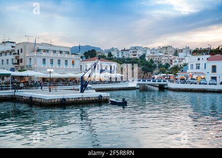 Île de Crète, Grèce - 10 mai 2019 : coucher de soleil sur Agios Nikolaos, ville côtière de l'île grecque de Crète Banque D'Images