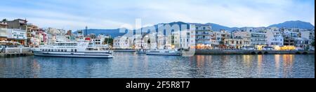 Île de Crète, Grèce - 10 mai 2019 : paysage panoramique d'Agios Nikolaos, ville côtière de l'île grecque de Crète Banque D'Images