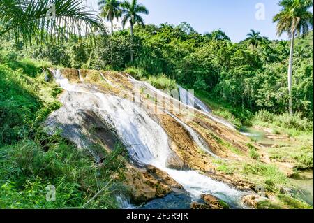 Une des chutes inférieures et une zone de baignade de la cascade El Nicho située sur la rivière Hanabanilla, dans les montagnes Escambray, province de Cienfuegos, Cuba Banque D'Images