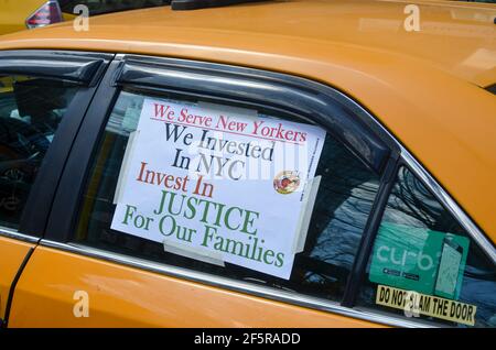 Des centaines de propriétaires de taxis New York City se sont rassemblés devant eux De l'hôtel de ville pour exiger le maire Bill de Blasio à Soutenir le plan du conducteur pour l'aider Banque D'Images