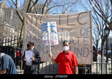 Des centaines de propriétaires de taxis New York City se sont rassemblés devant eux De l'hôtel de ville pour exiger le maire Bill de Blasio à Soutenir le plan du conducteur pour l'aider Banque D'Images