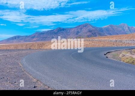 Route traversant la péninsule de Jandia à Fuerteventura, îles Canaries, Espagne. Banque D'Images