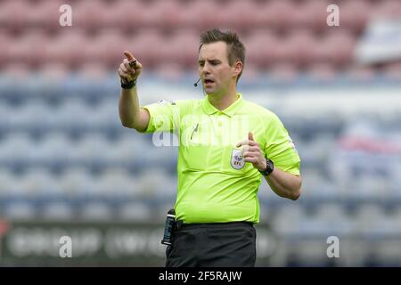 Wigan, Royaume-Uni. 27 mars 2021. L'arbitre James Bell rend une décision à Wigan, Royaume-Uni, le 3/27/2021. (Photo de Simon Whitehead/News Images/Sipa USA) crédit: SIPA USA/Alay Live News Banque D'Images