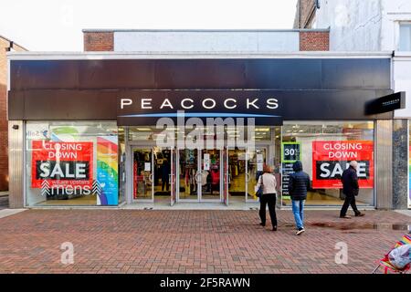 Poole, Dorset UK - novembre 3 2020: Fermeture solde affiches affichées dans les fenêtres de la chaîne de vente de vêtements de mode rapide paons Banque D'Images